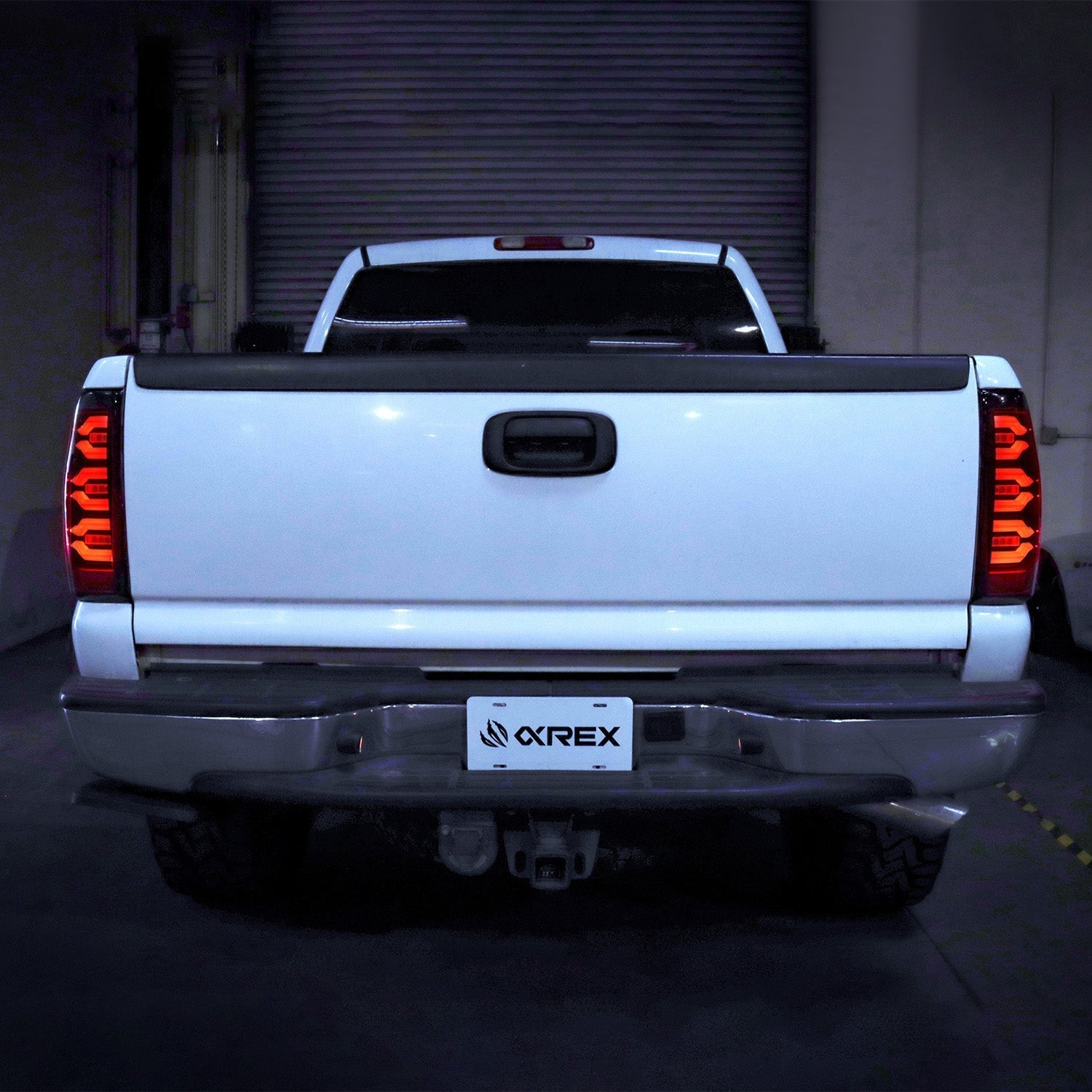 AlphaRex 99-06 Chevrolet Silverado/99-06 GMC Sierra LUXX-Series LED Tail Lights - Black/Red