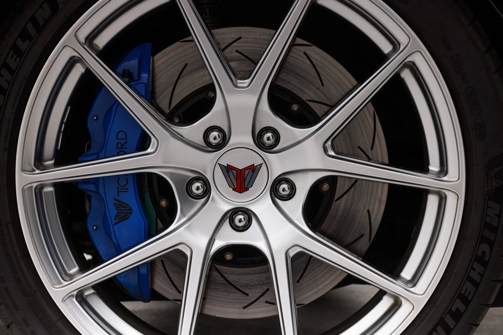 DBA 05-10 Ford Mustang GT V8 Shelby Edition Front Slotted 5000 Series 2 Piece Rotor w/ Black Hat