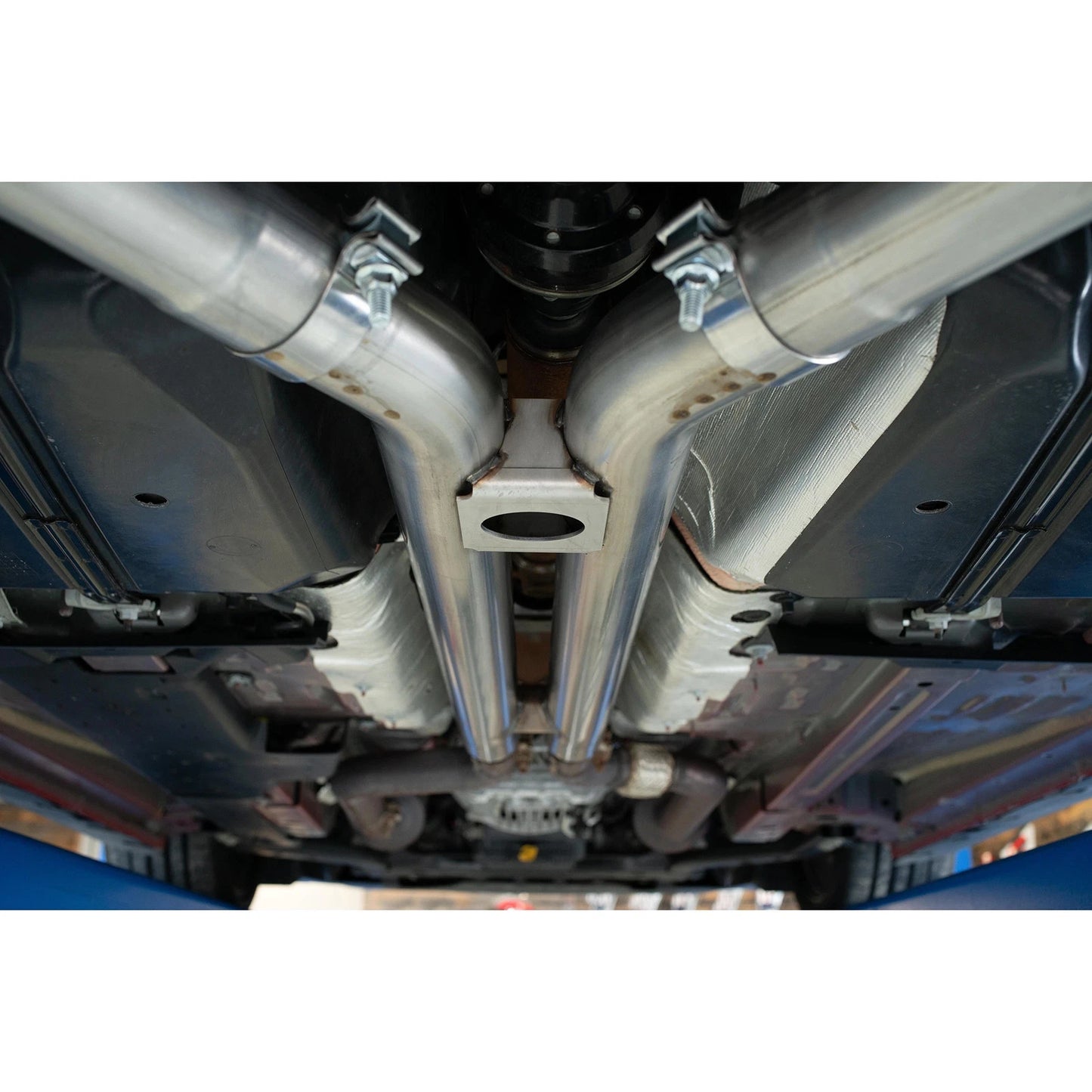 MBRP 18-20 Ford Mustang GT 5.0 w/ Quad Tip Active Exhaust Cat Back Split Rear T304 w/ Carb Fib Tips