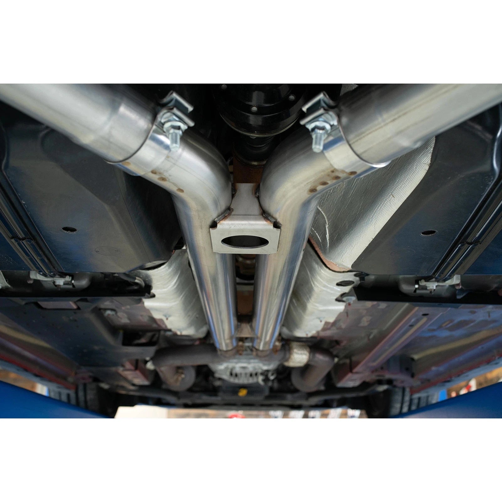 MBRP 18-20 Ford Mustang GT 5.0 w/ Quad Tip Active Exhaust Cat Back Split Rear T304 w/ Carb Fib Tips